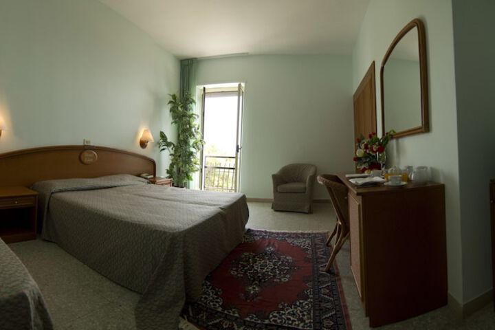 Room 11 of 39