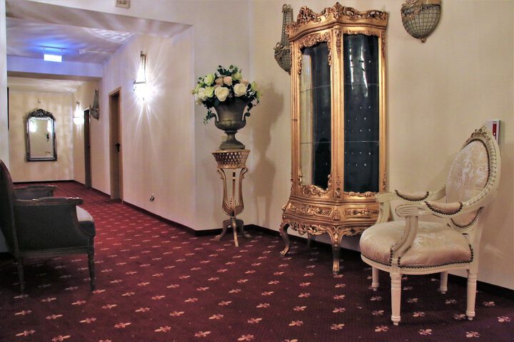 Ballroom/Hall 35 of 45
