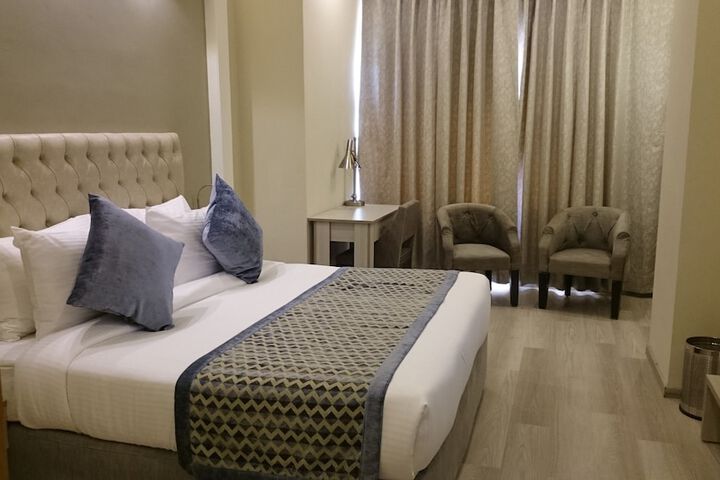 Room 10 of 30
