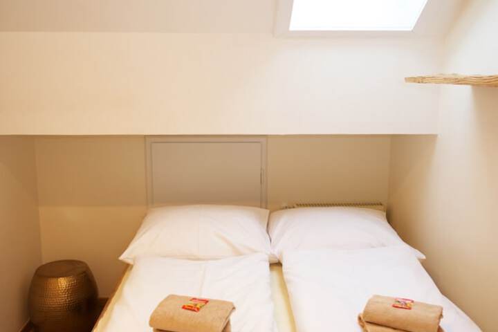 Room 44 of 221