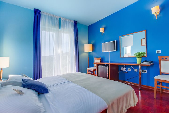 Room 6 of 99