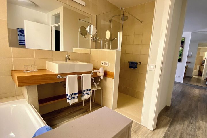 Room 3 of 8