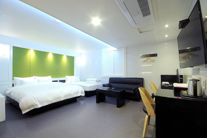 Room 13 of 36