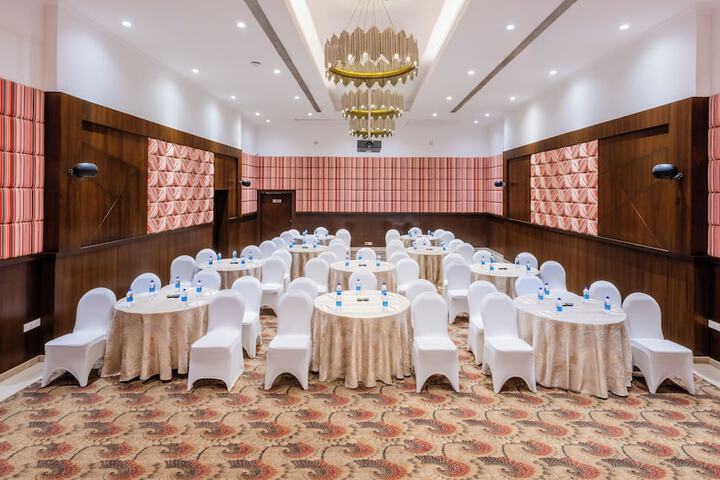 Ballroom/Hall 34 of 37
