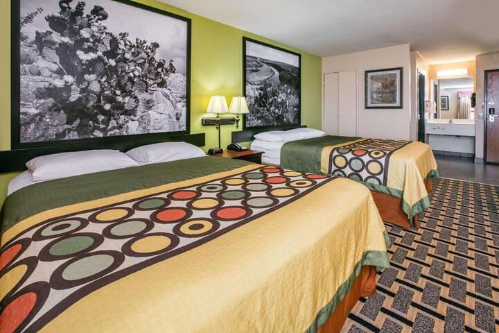 2 Queen Beds (2 of 13)