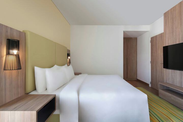 Room 30 of 102