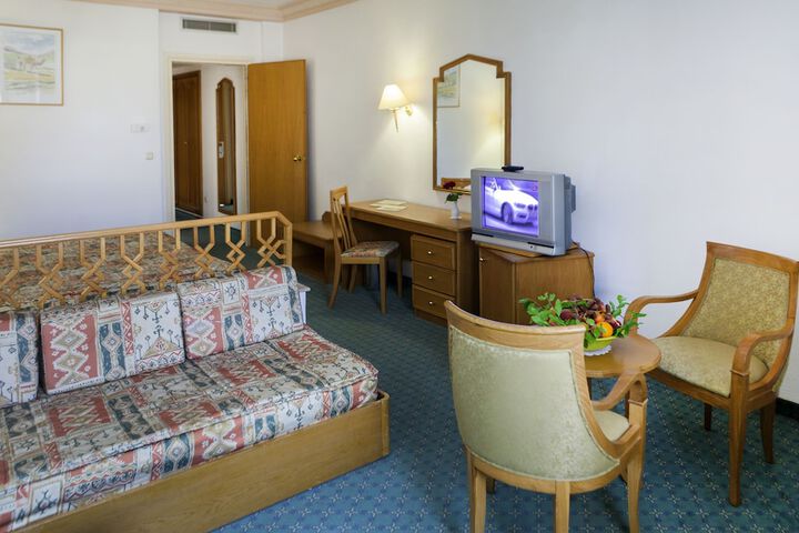 Room 13 of 48