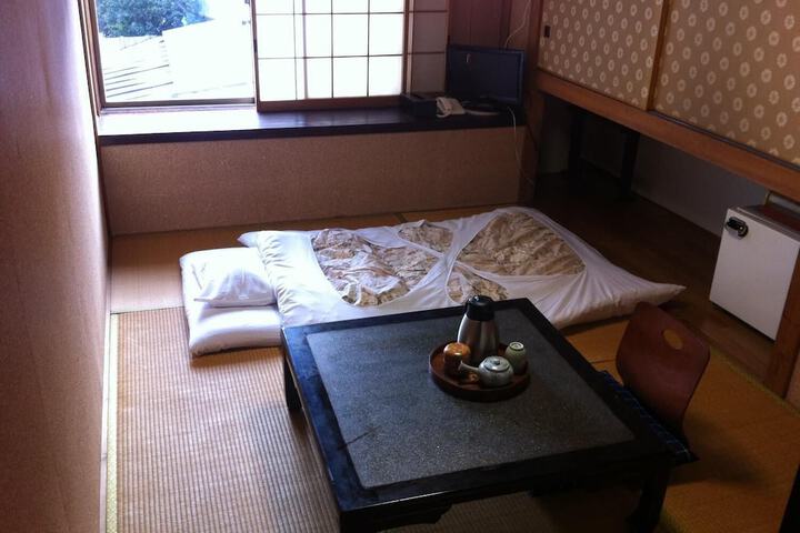Room 10 of 33