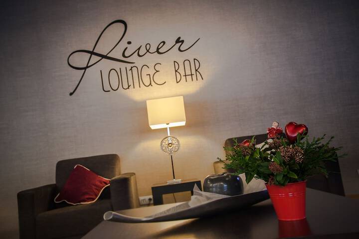 Lounge 83 of 111