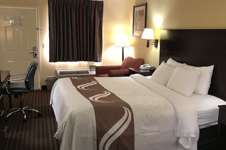 1 King Bed (4 of 6)