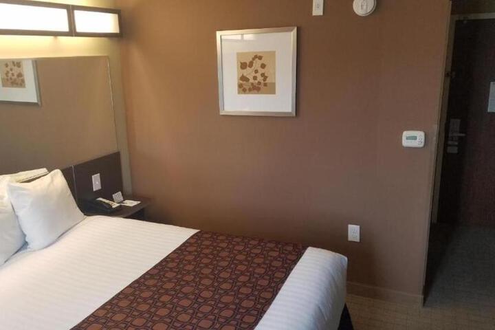 1 Queen Bed (9 of 10)