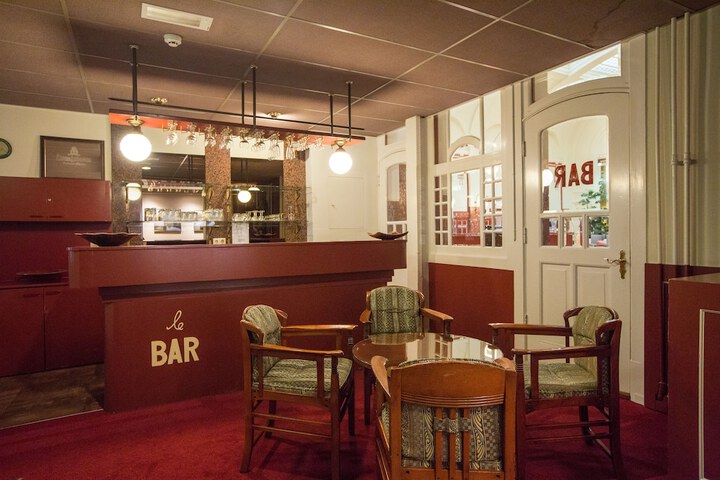 Lounge 45 of 57