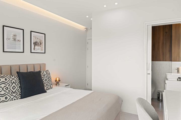 Room 2 of 10