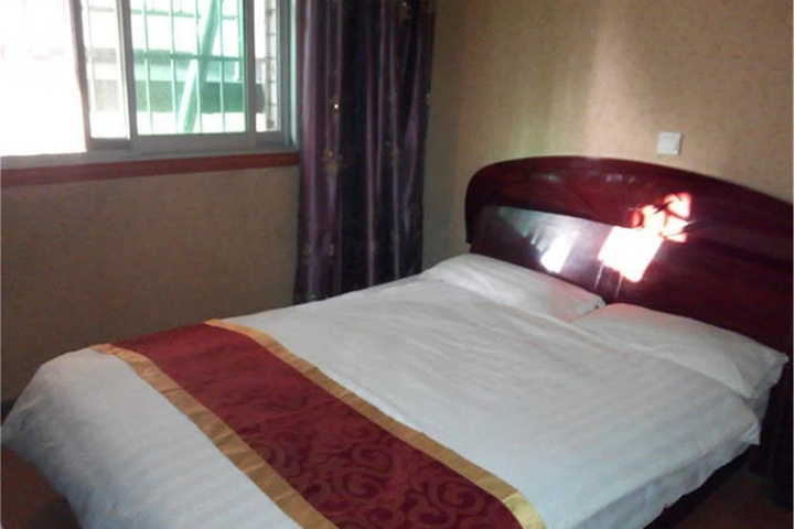 Room 6 of 12