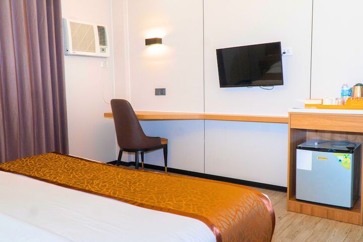 Room 4 of 77