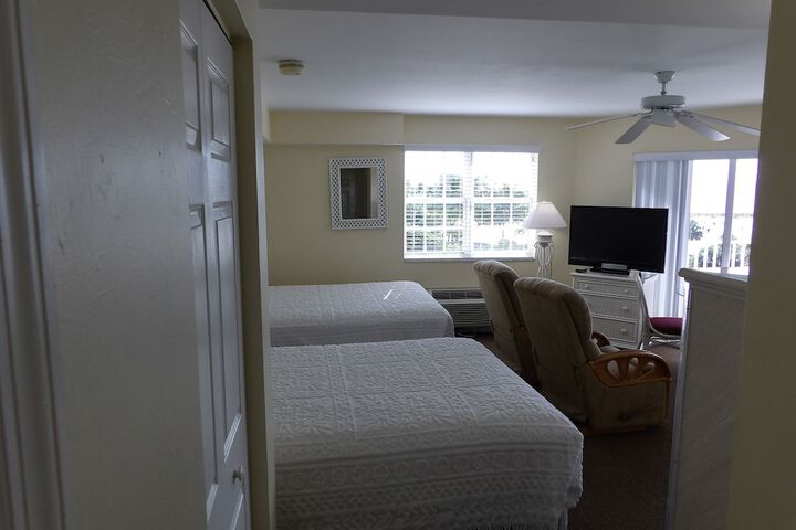 Room 5 of 229
