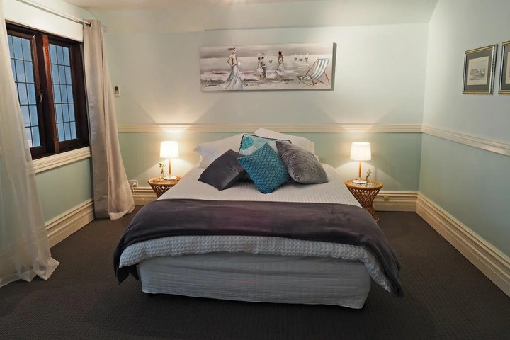 Room 2 of 10