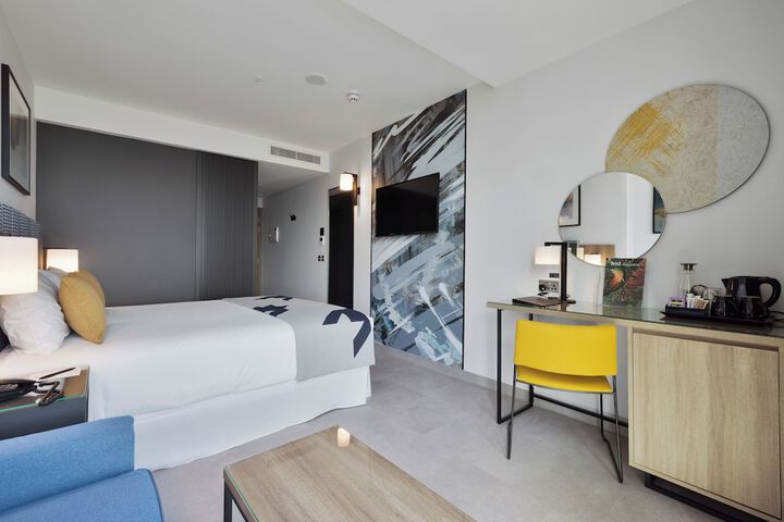 Room 53 of 106