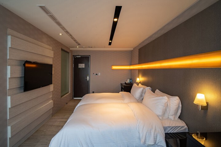Room 16 of 32