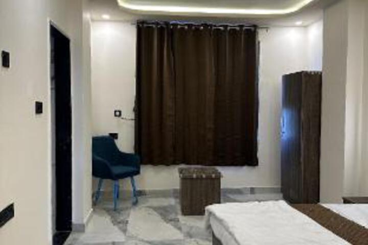 Room 4 of 4