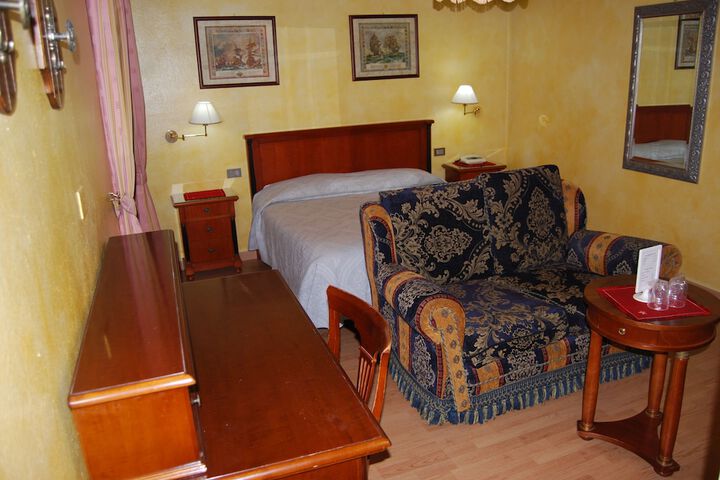 Room 10 of 90