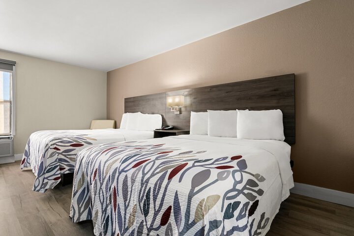 Deluxe 2 Queen Beds (4 of 8)