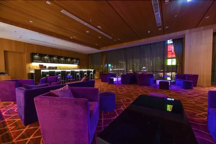 Lounge 24 of 32