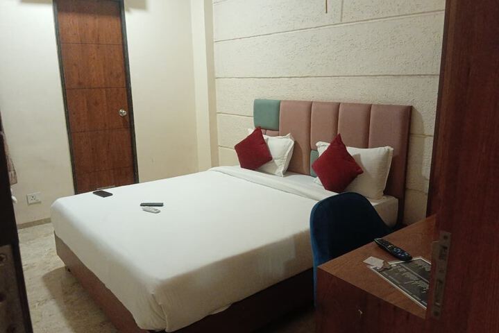 Room 3 of 10