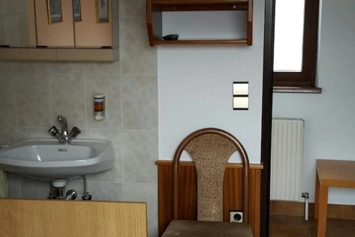Room 4 of 10