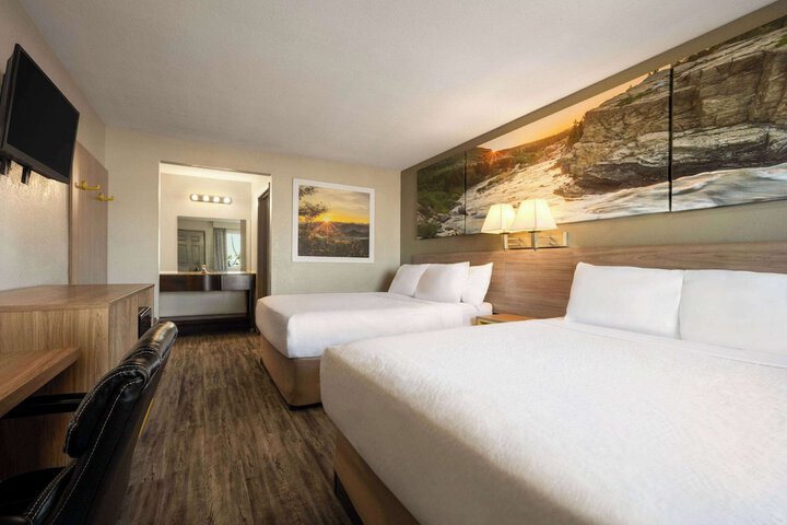 1 Queen Bed (12 of 12)