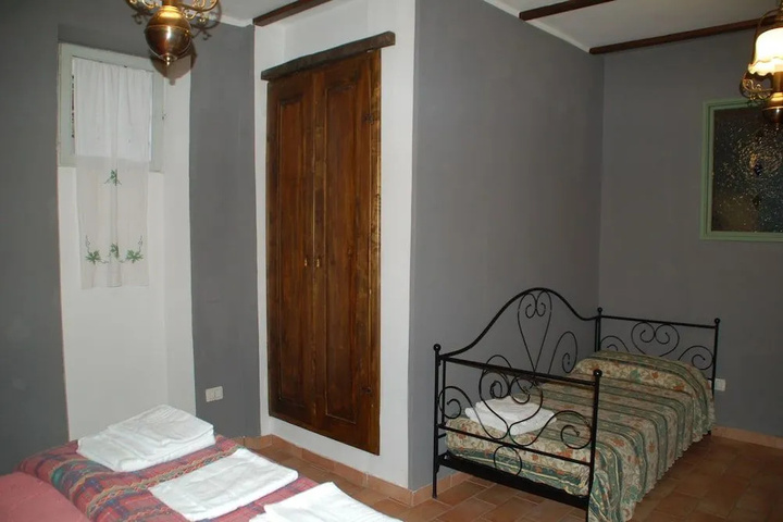 Room 4 of 12