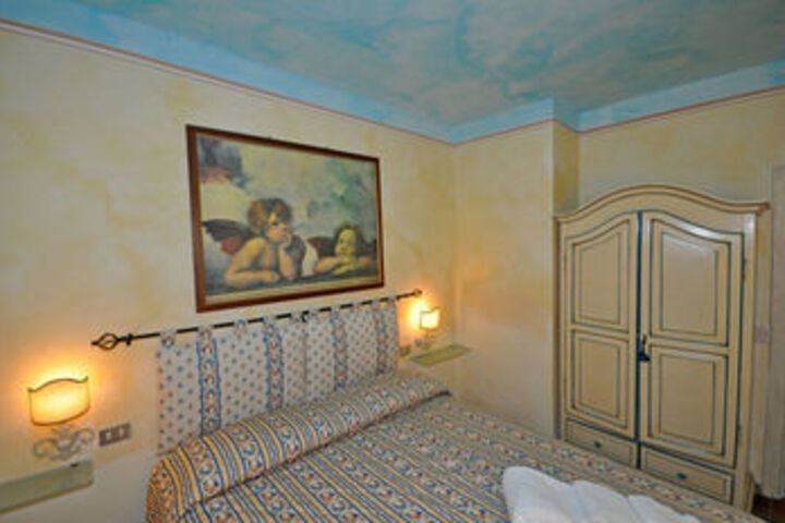 Room 32 of 51