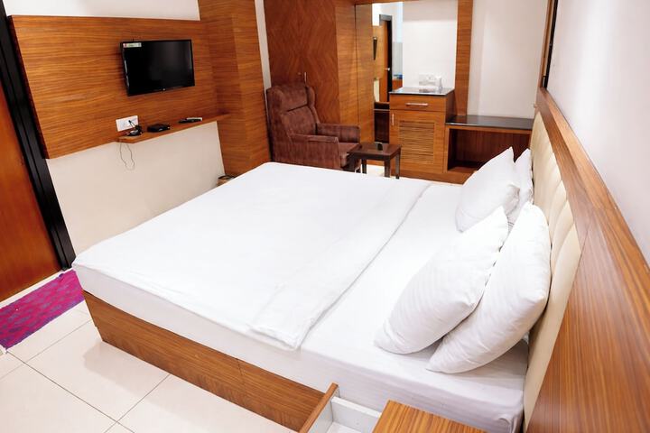Room 3 of 8