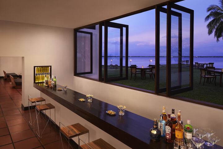 Lounge 33 of 46