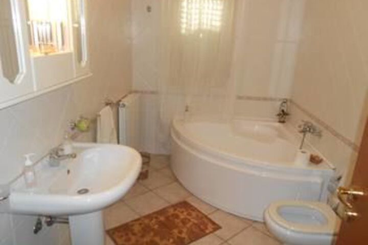 Room 5 of 18