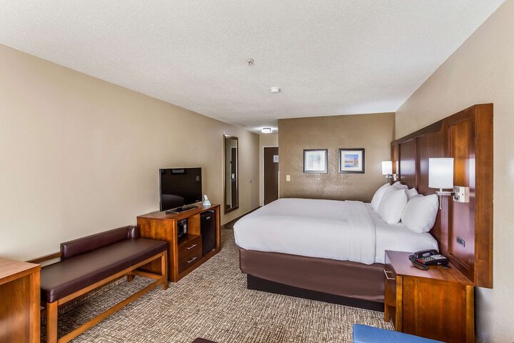1 King Bed (5 of 12)