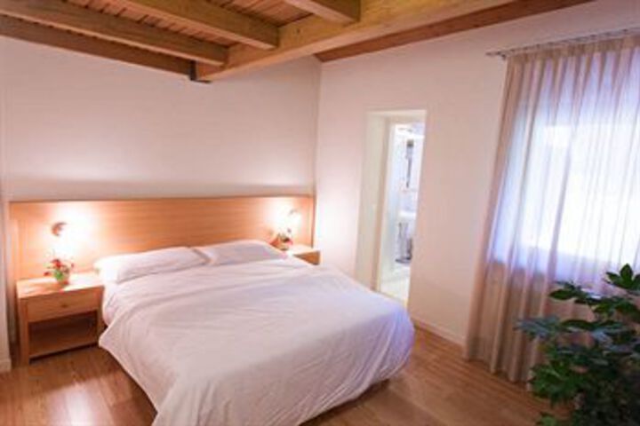 Room 10 of 28