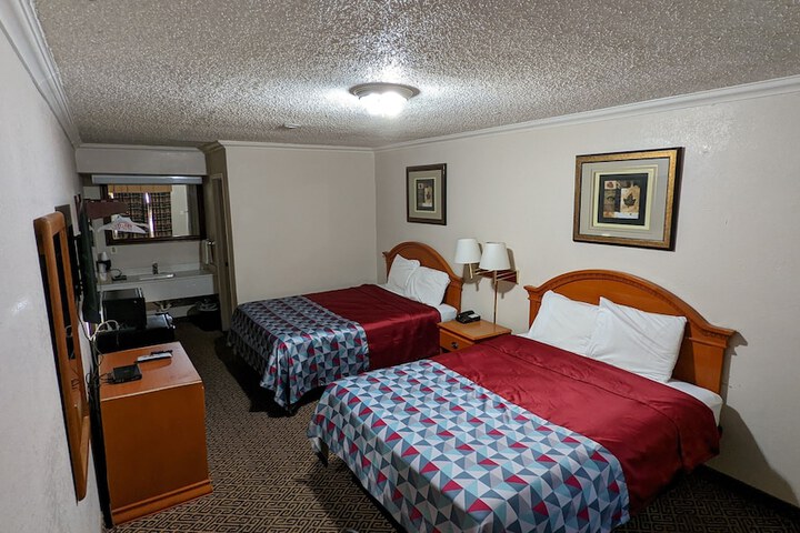 Economy Double Room 2 Bedrooms (1 of 6)