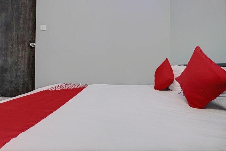 Room 4 of 18