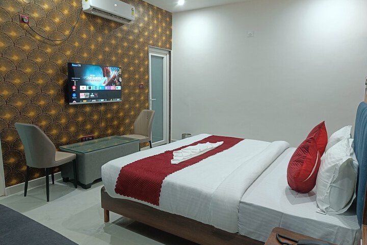 Room 6 of 13