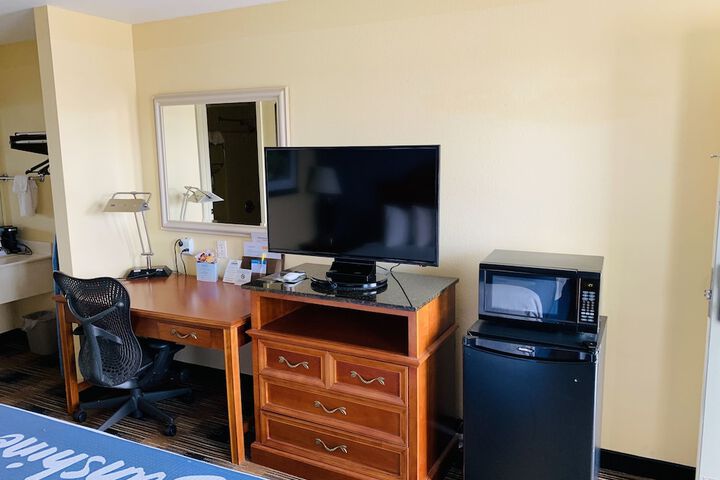 1 King Bed (2 of 8)