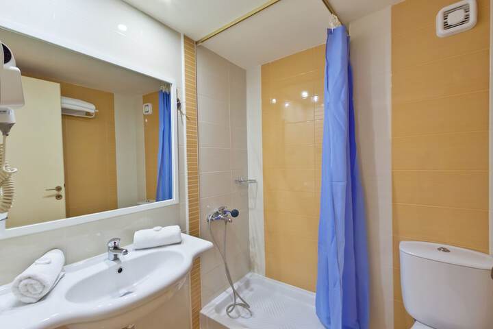 Room 4 of 32