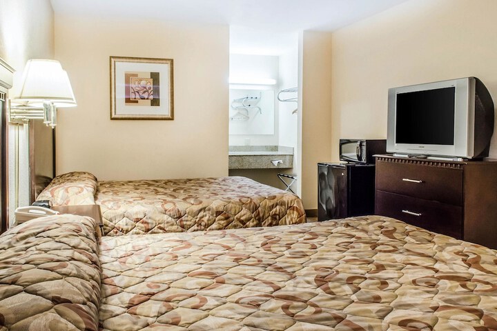 2 Double Beds (11 of 15)