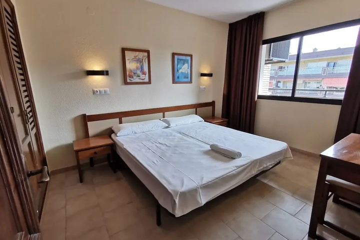 Room 5 of 16