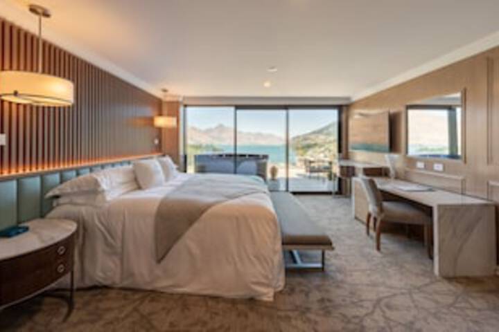 Room 28 of 216