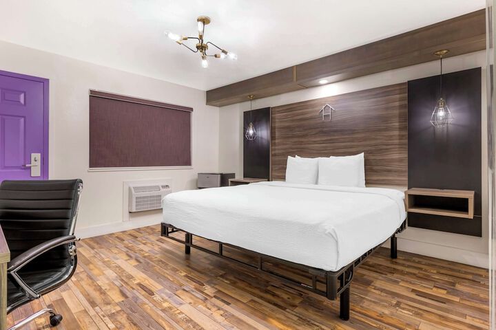 1 King Bed Workspace (3 of 5)