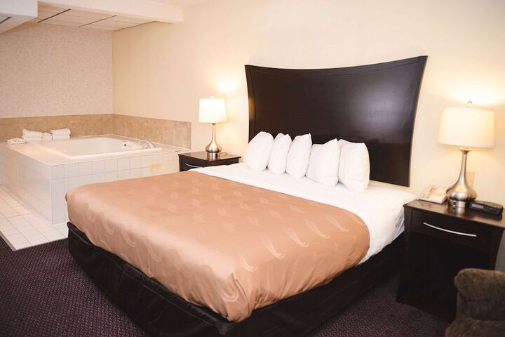 1 King Bed (24 of 27)