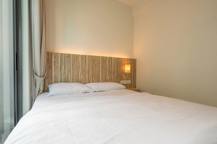 Room 4 of 9