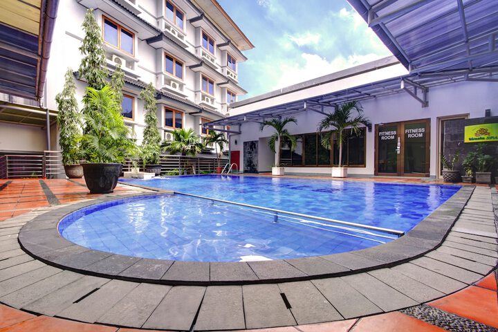 Hotel Pool