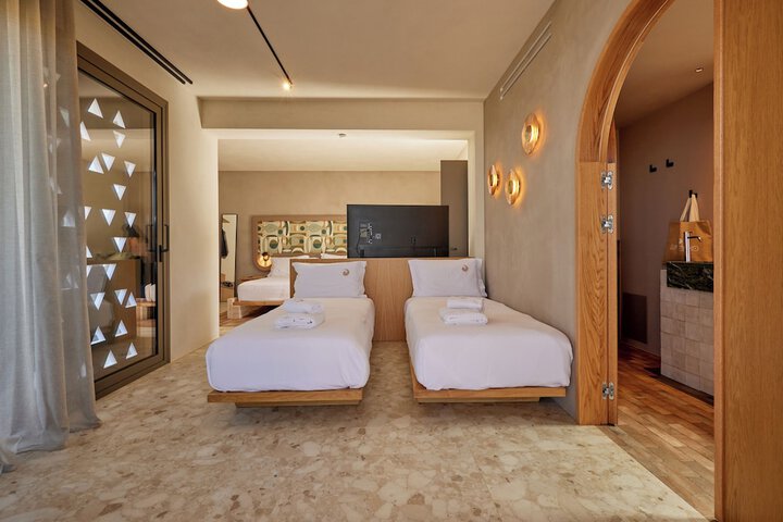Room 83 of 157